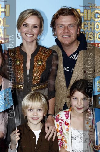 Tilburg 25 januari 2009
Premiere High school musical in schouwburg Tilburg. Bastiaan ragas met Tooske Ragas Breugem en zoontje Sem en vriendinnetjes.

Peter Smulders bv