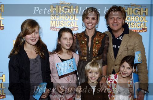 Tilburg 25 januari 2009
Premiere High school musical in schouwburg Tilburg. Bastiaan ragas met Tooske Ragas Breugem en zoontje Sem en vriendinnetjes.

Peter Smulders bv