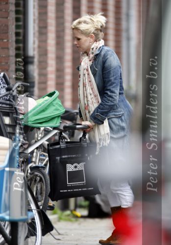 Amsterdam 28 april 2008
Tooske Ragas Breugem zwanger op straat met haar dochtertje Leentje.
Peter Smulders bv