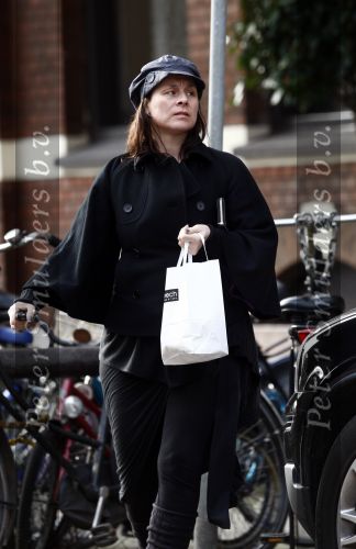 Amsterdam 13 maart 2009
Trijntje Oosterhuis met petje boodschappen aan het doen bij de cornelis schuytstraat.
Peter Smulders bv