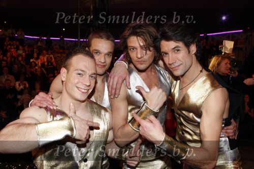 Amsterdam 17 december 2007
Tros Kerstcircus bij afrika afrika . Yuri v Gelder Daniel Boissevain Tygo Gernandt en Haukes