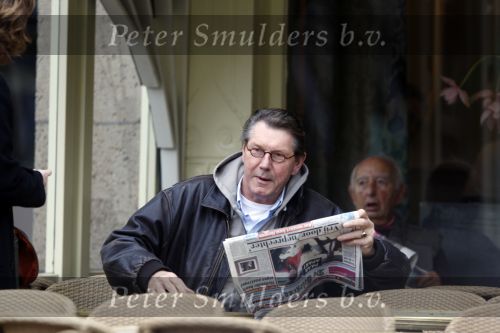 Amsterdam 31 oktober 2007
Ursul de Geer leest krantje op terras.