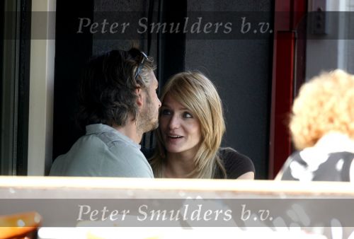 Amsterdam 7 mei 2008
Victor Reinier met zijn vrienin Kim Petit op terras in Amsterdam