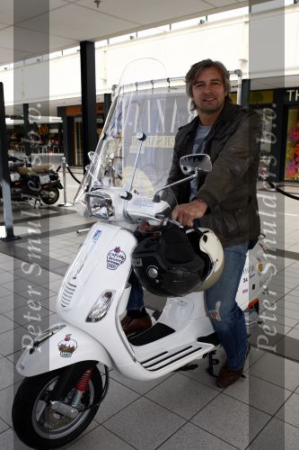 Amsterdam 12 mei 2009
Het blad Grazia organiseert samen met vespa scooters een leuke rally door amsterdam heen. Victor Reinier
Peter Smulders bv