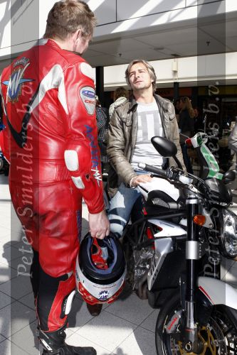 Amsterdam 12 mei 2009
Het blad Grazia organiseert samen met vespa scooters een leuke rally door amsterdam heen. Victor Reinier
Peter Smulders bv