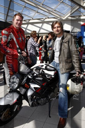 Amsterdam 12 mei 2009
Het blad Grazia organiseert samen met vespa scooters een leuke rally door amsterdam heen. Victor Reinier
Peter Smulders bv