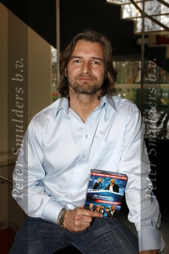 Bussum 20 maart 2008
Presentatie dvd flikken in hotel jan Tabak. Gerd Leers reikt de eerste dvd uit aan Victor Reinier Angela Schijf en Sergio Romero.
Peter Smulders bv