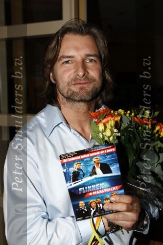 Bussum 20 maart 2008
Presentatie dvd flikken in hotel jan Tabak. Gerd Leers reikt de eerste dvd uit aan Victor Reinier Angela Schijf en Sergio Romero.
Peter Smulders bv