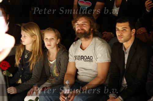 Amsterdam 28 januari 2008
Victor Reinier met baard  bij modeshow van Simone v Trojen samen met zijn dochter en een vriendin.