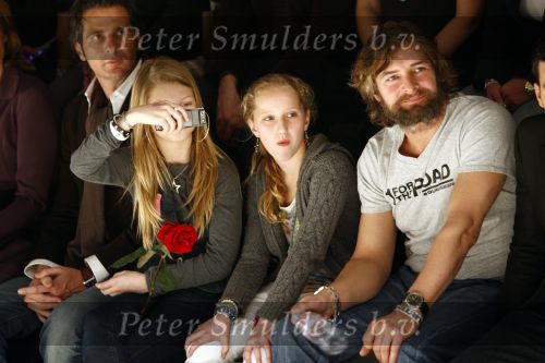 Amsterdam 28 januari 2008
Victor Reinier met baard  bij modeshow van Simone v Trojen samen met zijn dochter en een vriendin.