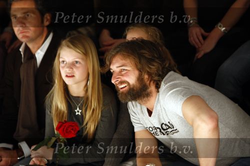 Amsterdam 28 januari 2008
Victor Reinier met baard  bij modeshow van Simone v Trojen samen met zijn dochter en een vriendin.