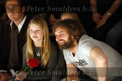 Amsterdam 28 januari 2008
Victor Reinier met baard  bij modeshow van Simone v Trojen samen met zijn dochter en een vriendin.