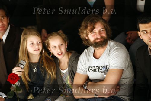 Amsterdam 28 januari 2008
Victor Reinier met baard  bij modeshow van Simone v Trojen samen met zijn dochter en een vriendin.