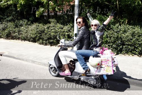Amsterdam 12 mei 2009
Grazia en vespa scooterdag in amsterdam. Victoria Koblenko met Thijs Willekes
Peter Smulders bv