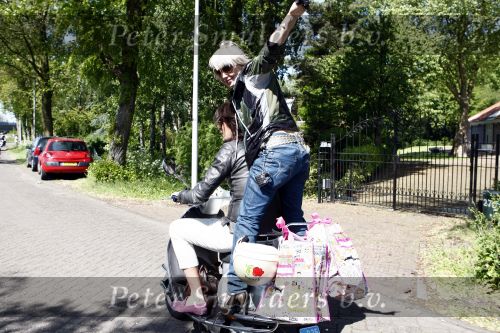 Amsterdam 12 mei 2009
Grazia en vespa scooterdag in amsterdam. Victoria Koblenko met Thijs Willekes
Peter Smulders bv