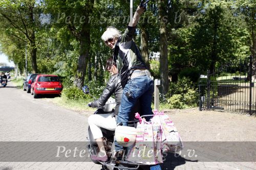 Amsterdam 12 mei 2009
Grazia en vespa scooterdag in amsterdam. Victoria Koblenko met Thijs Willekes
Peter Smulders bv