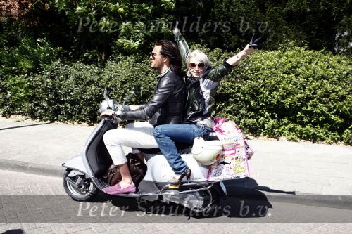 Amsterdam 12 mei 2009
Grazia en vespa scooterdag in amsterdam. Victoria Koblenko met Thijs Willekes
Peter Smulders bv
