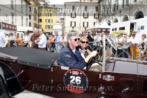 Brescia 15 mei 2008
Start van de Mille Miglia in Brescia. State of art rijdt met 2 porsches mee.
Viktor Muller