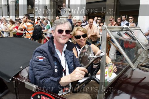 Brescia 15 mei 2008
Start van de Mille Miglia in Brescia. State of art rijdt met 2 porsches mee.
Viktor Muller
