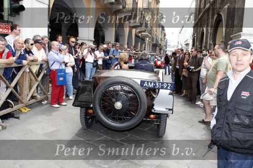 Brescia 15 mei 2008
Start van de Mille Miglia in Brescia. State of art rijdt met 2 porsches mee.
Viktor Muller