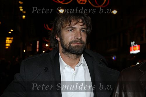 Amsterdam 3 december 2007
Viktor Reinier met baard bij premiere film nicole Kidman in Tuschinski, Viktor was voor het eerst na het ongeluk van zijn vriendin Kim weer bij ee premiere.