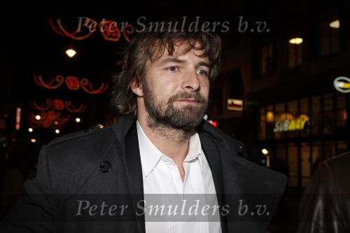 Amsterdam 3 december 2007
Viktor Reinier met baard bij premiere film nicole Kidman in Tuschinski, Viktor was voor het eerst na het ongeluk van zijn vriendin Kim weer bij ee premiere.
