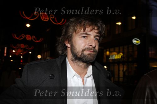 Amsterdam 3 december 2007
Viktor Reinier met baard bij premiere film nicole Kidman in Tuschinski, Viktor was voor het eerst na het ongeluk van zijn vriendin Kim weer bij ee premiere.