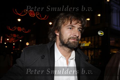Amsterdam 3 december 2007
Viktor Reinier met baard bij premiere film nicole Kidman in Tuschinski, Viktor was voor het eerst na het ongeluk van zijn vriendin Kim weer bij ee premiere.