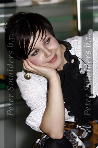 Amsterdam 2 april 2008
Lieke v Lexmond Georgina Verbaan Maik de Boer Nikki Plessen en Viktoria Koblenko bij presentatie nieuwe opel in de shoobaloo winkel op de pc hooftstraat.