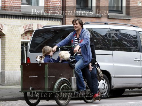 Amsterdam 29 april 2008
Tjitske Reidinga met man Vincent Croiset en hun tweeling zoontjes in de bakfiets en op terras.
Peter Smulders bv