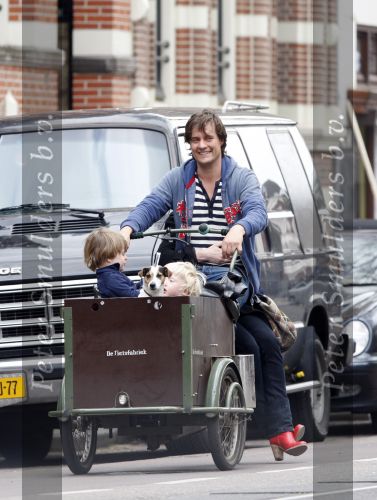 Amsterdam 29 april 2008
Tjitske Reidinga met man Vincent Croiset en hun tweeling zoontjes in de bakfiets en op terras.
Peter Smulders bv