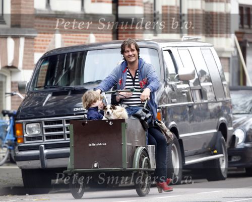 Amsterdam 29 april 2008
Tjitske Reidinga met man Vincent Croiset en hun tweeling zoontjes in de bakfiets en op terras.
Peter Smulders bv