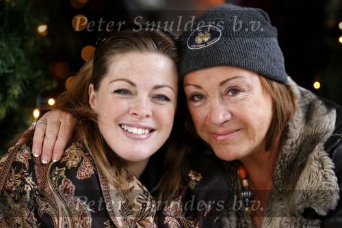 Amsterdam 8 januari 2008
Viola Holt met muts en dochter op terras op de pc hooftstraat.