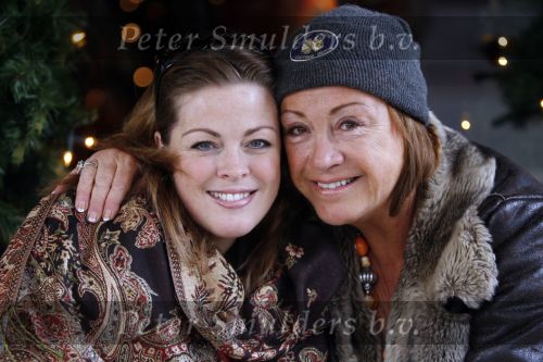 Amsterdam 8 januari 2008
Viola Holt met muts en dochter op terras op de pc hooftstraat.