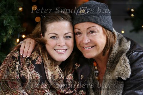 Amsterdam 8 januari 2008
Viola Holt met muts en dochter op terras op de pc hooftstraat.