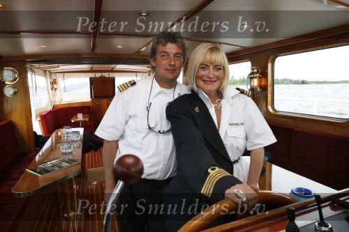 Loosdrecht, 12 Mei 2009
Vivian Boelen met haar compagnon Arjan v d Hoek bij hun boot, de M.S. Compagnon varend op de Loosdrechtse Plassen.
Foto Peter Smulders BV