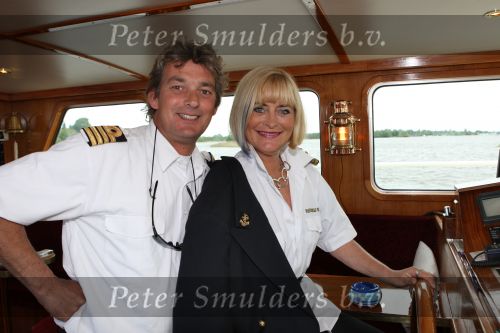 Loosdrecht, 12 Mei 2009
Vivian Boelen met haar compagnon Arjan v d Hoek bij hun boot, de M.S. Compagnon varend op de Loosdrechtse Plassen.
Foto Peter Smulders BV