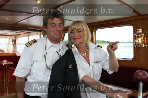 Loosdrecht, 12 Mei 2009
Vivian Boelen met haar compagnon Arjan v d Hoek bij hun boot, de M.S. Compagnon varend op de Loosdrechtse Plassen.
Foto Peter Smulders BV