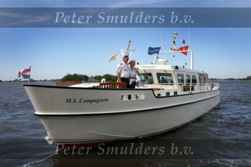 Loosdrecht, 12 Mei 2009
Vivian Boelen met haar compagnon Arjan v d Hoek bij hun boot, de M.S. Compagnon varend op de Loosdrechtse Plassen.
Foto Peter Smulders BV