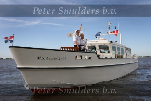 Loosdrecht, 12 Mei 2009
Vivian Boelen met haar compagnon Arjan v d Hoek bij hun boot, de M.S. Compagnon varend op de Loosdrechtse Plassen.
Foto Peter Smulders BV