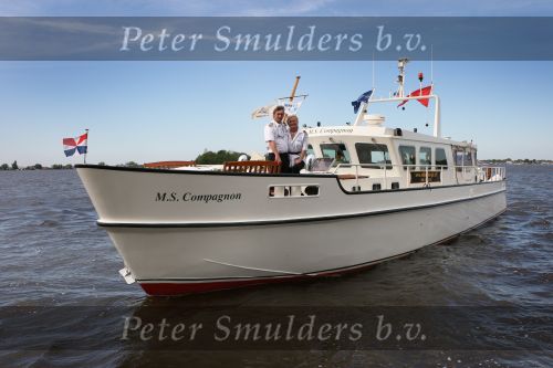Loosdrecht, 12 Mei 2009
Vivian Boelen met haar compagnon Arjan v d Hoek bij hun boot, de M.S. Compagnon varend op de Loosdrechtse Plassen.
Foto Peter Smulders BV