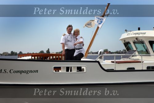 Loosdrecht, 12 Mei 2009
Vivian Boelen met haar compagnon Arjan v d Hoek bij hun boot, de M.S. Compagnon varend op de Loosdrechtse Plassen.
Foto Peter Smulders BV
