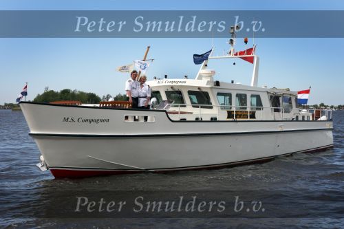 Loosdrecht, 12 Mei 2009
Vivian Boelen met haar compagnon Arjan v d Hoek bij hun boot, de M.S. Compagnon varend op de Loosdrechtse Plassen.
Foto Peter Smulders BV