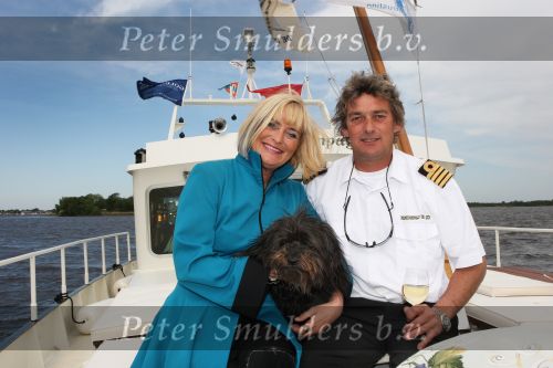 Loosdrecht, 12 Mei 2009
Vivian Boelen met haar compagnon Arjan v d Hoek bij hun boot, de M.S. Compagnon varend op de Loosdrechtse Plassen.
Foto Peter Smulders BV