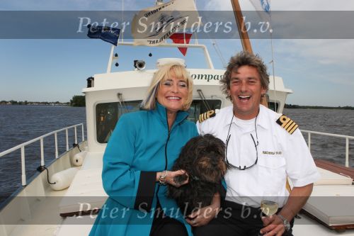 Loosdrecht, 12 Mei 2009
Vivian Boelen met haar compagnon Arjan v d Hoek bij hun boot, de M.S. Compagnon varend op de Loosdrechtse Plassen.
Foto Peter Smulders BV