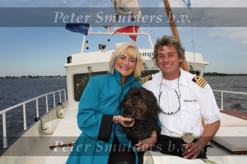 Loosdrecht, 12 Mei 2009
Vivian Boelen met haar compagnon Arjan v d Hoek bij hun boot, de M.S. Compagnon varend op de Loosdrechtse Plassen.
Foto Peter Smulders BV