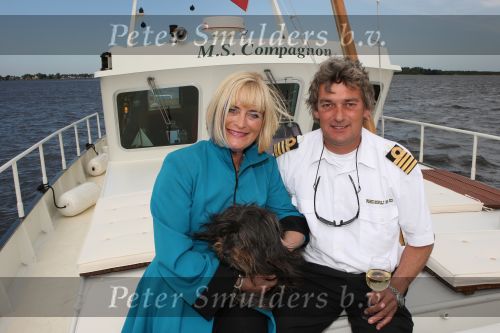 Loosdrecht, 12 Mei 2009
Vivian Boelen met haar compagnon Arjan v d Hoek bij hun boot, de M.S. Compagnon varend op de Loosdrechtse Plassen.
Foto Peter Smulders BV