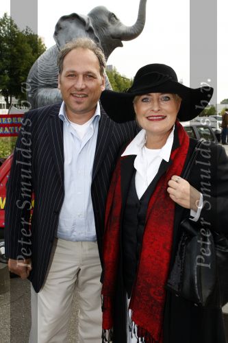 Amsterdam 22 juli 2008
Premiere Circus Renz. 
Vivian Boelen met een vriend