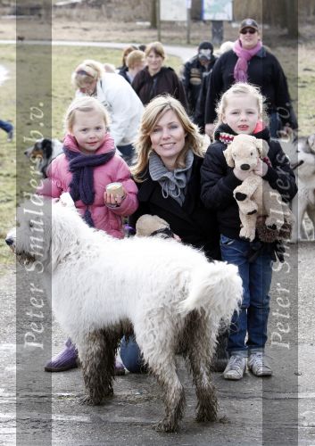 Diemen 14  februari 2009
Wandeltocht voor honden in het diemer bos. Vivian Slingerland met puck en Rebel
Peter Smulders bv