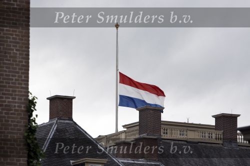 Apeldoorn, 8 Mei 2009
Speciale Herdenkingsdienst voor de slachtoffers van de ramp op Koninginnedag
Veel Politie, overal afzettingen met grote betonblokken.
Vlag halfstok op Paleis het Loo
Foto Peter Smulders